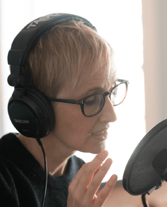 Leslie Knowlton Voice Over Artist Leslie Headshot